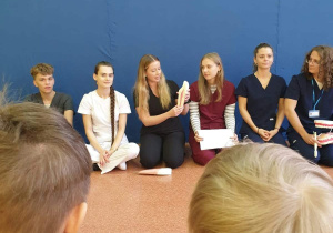 Studenci podczas spotkania z dziećmi