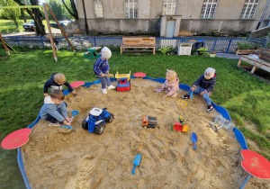 Biedronki współpracują w ogrodzie przedszkolnym