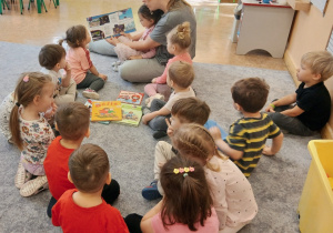 Biedronki w trakcie spotkania czytelniczego