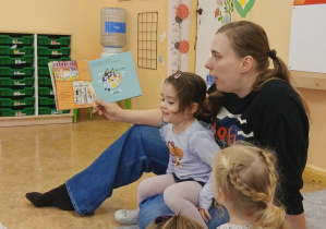 Spotkanie czytelnicze - mama Sary czyta książkę