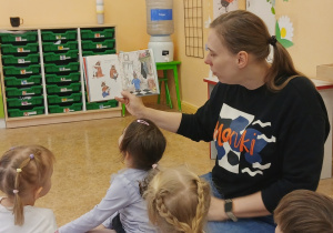 Pani Ania czyta dzieciom książkę