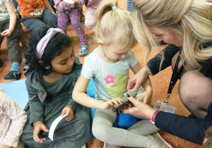 Kasowanie biletów - dziewczynki z grupy "Myszki"