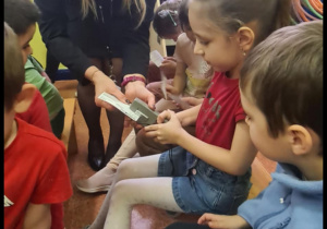 Kasowanie biletów - dzieci z grupy "Stokrotki"