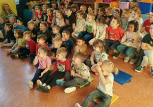 Biedronki, Myszki i Stokrotki oglądają przedstawienie