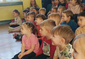 Teatrzyk w Przedszkolu - dzieci w trakcie przedstawienia