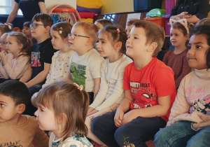 Teatrzyk w Przedszkolu - Biedronki, Myszki i Stokrotki w trakcie przedstawienia