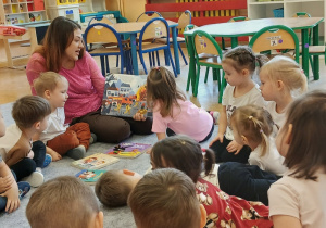 Biedronki w trakcie spotkania czytelniczego z Panią Nikolą