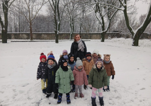 Zimowe zabawy na śniegu - grupa "Biedronki"