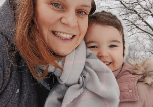 Zimowe zabawy na śniegu - Julia E. z Panią Klaudią