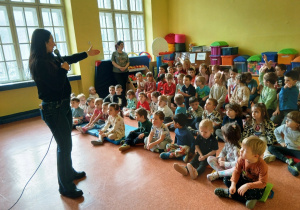 Dzieci w trakcie koncertu muzycznego