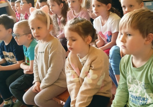 Dzieci z grupy "Myszki" i "Stokrotki" podczas koncertu