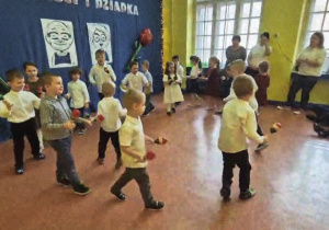 Stokrotki w trakcie występu