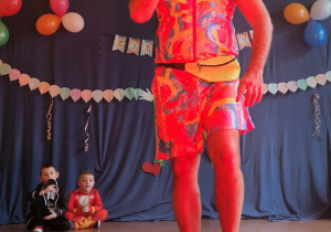 Bal Karnawałowy - Pan Paweł w trakcie pokazu mody