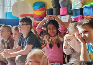 Myszki i Stokrotki w trakcie oglądania spektaklu