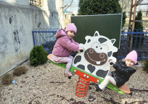 Biedronki podczas zabawy w ogrodzie - Sara i Maria