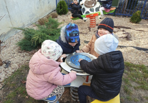 Biedronki podczas zabawy na świeżym powietrzu
