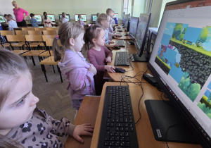 Dzieci z grupy "Stokrotki" w szkole