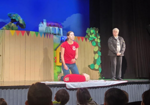 Pani prezentuje krótki kurs pierwszej pomocy