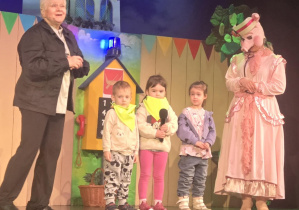 Dzieci odpowiadają na konkursowe pytania