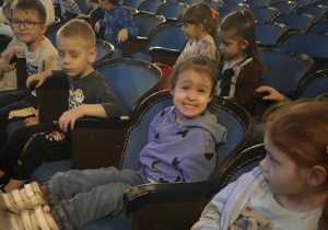 Dzieci w oczekiwaniu na spektakl