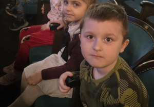 Dzieci w oczekiwaniu na spektakl