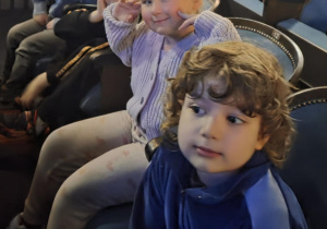 Dzieci w oczekiwaniu na spektakl