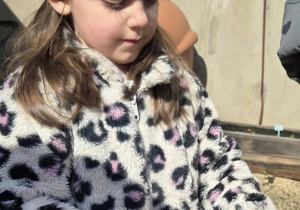 Marcelina bawi się w piaskownicy