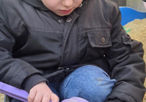 Mikołaj naprawia samochód