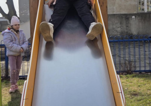 Oliwier zjeżdża na zjeżdżalni