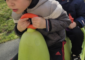 Mykhailo i Maksym bawią się na bujaku