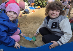 Wiktoria i Henio bawią się wspólnie