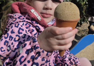 Julia bawi się w piaskownicy