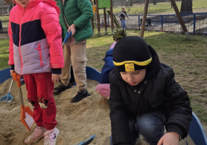 Dzieci bawią się w piaskownicy