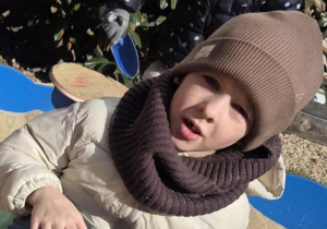 Dzieci bawią się w piaskownicy