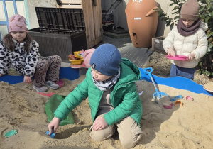 Dzieci bawią się w piaskownicy