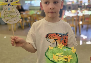 Maksim prezentuje gotową ozdobę