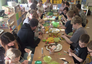 Podczas tworzenia ozdób wielkanocnych