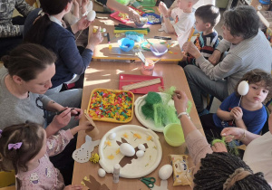 Podczas tworzenia ozdób wielkanocnych