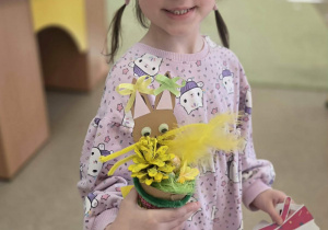 Eva prezentuje gotową ozdobę