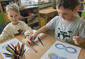 Maksim i Janek podczas ozdabiania motyla