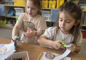 Julka i Marcelina podczas ozdabiania motyla