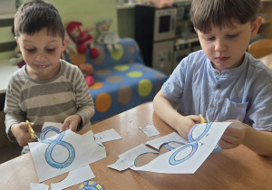 Mikhailo i Kyryl podczas ozdabiania motyla