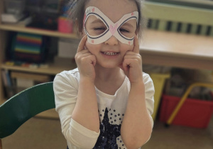 Eva podczas ozdabiania motyla