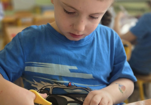 Mikołaj podczas ozdabiania motyla