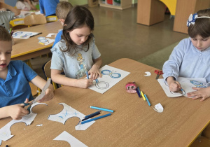 Dzieci podczas ozdabiania motyla