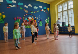 Dziewczynki ze wszystkich grup uczą się tańca