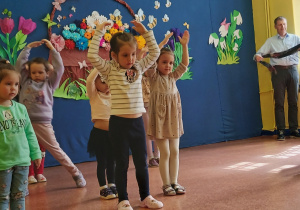 Dziewczyny uczą się tańca