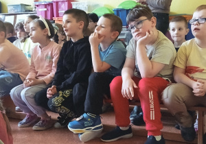 Myszki i Stokrotki oglądają spektakl