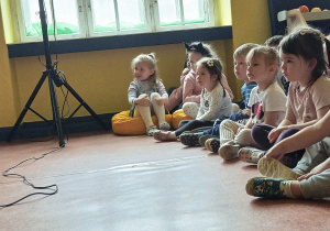 Biedronki i Myszki oglądają spektakl