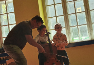 Gra na wiolonczeli - Ada i Jan